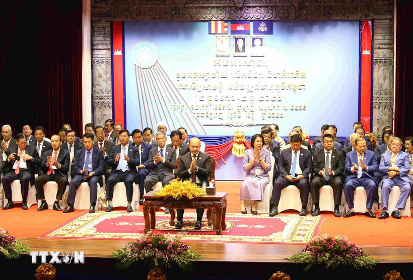 Các đại biểu tham dự lễ mít tinh kỷ niệm 47 năm Ngày thành lập Mặt trận đoàn kết phát triển tổ quốc Campuchia (2/12/1978-2/12/2025). (Ảnh: Huỳnh Thảo/TTXVN)