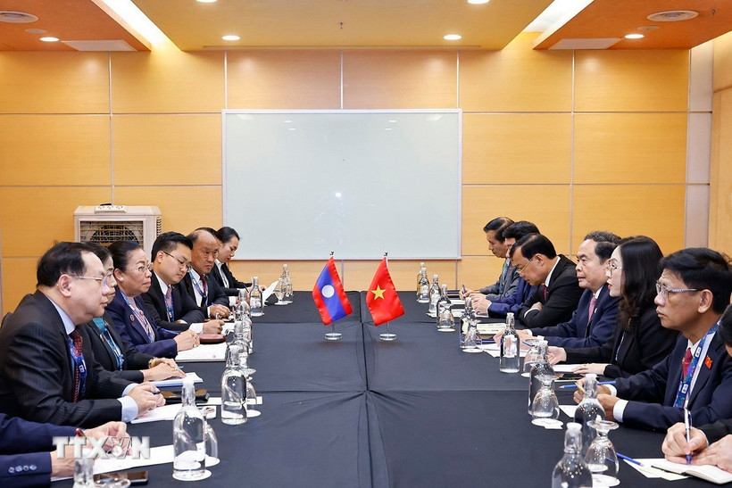 Chủ tịch Quốc hội Trần Thanh Mẫn gặp Phó Chủ tịch Quốc hội Lào Sounthone Xayachack. (Ảnh: Doãn Tấn/TTXVN)