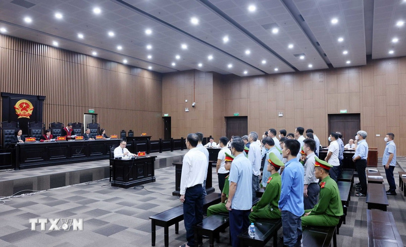 Các bị cáo nghe tòa tuyên án. (Ảnh: Phạm Kiên/TTXVN)