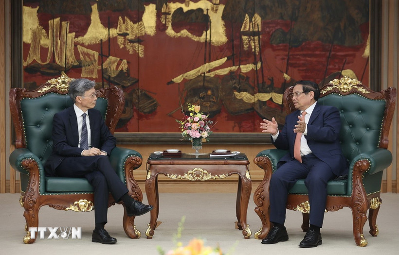 Thủ tướng Phạm Minh Chính tiếp ông Kenji Okamura, Phó Tổng Giám đốc Quỹ Tiền tệ Quốc tế (IMF). (Ảnh: Dương Giang/TTXVN)