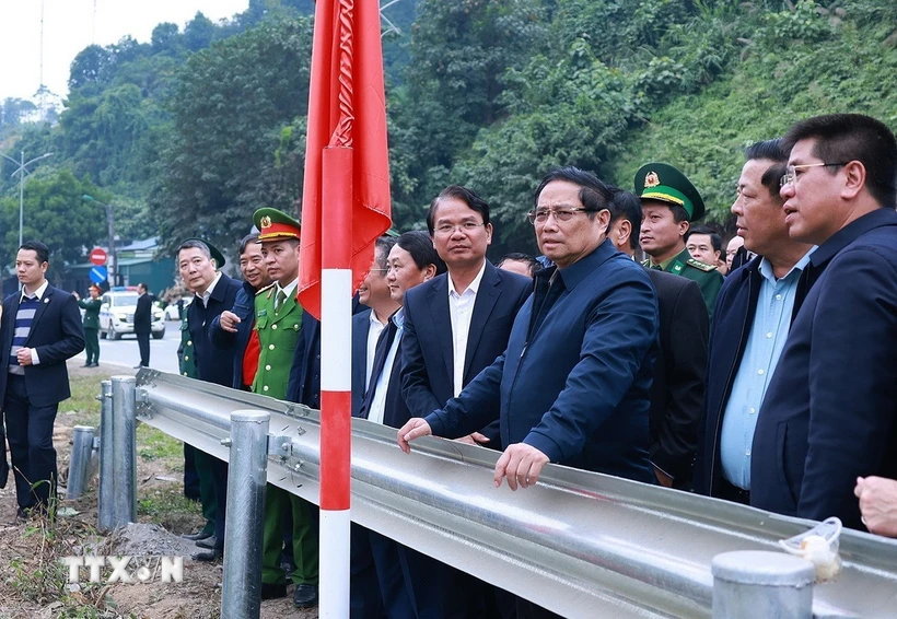 Thủ tướng Phạm Minh Chính khảo sát dự án đường sắt Lào Cai-Hà Nội-Hải Phòng đoạn qua tỉnh Lào Cai. (Ảnh: Dương Giang/TTXVN)