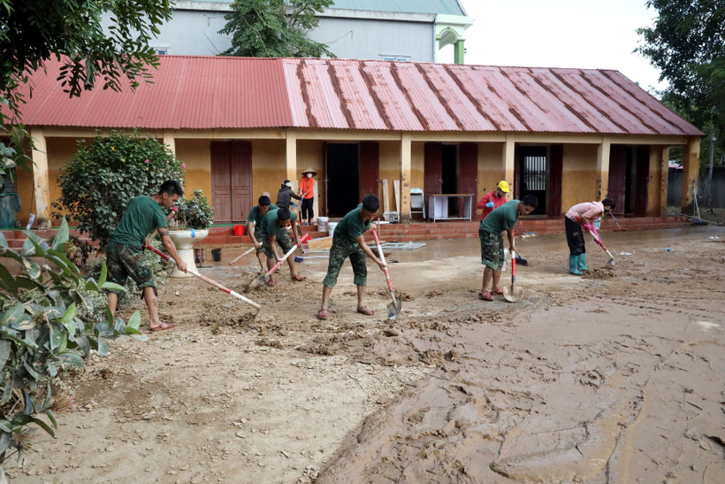 Cán bộ chiến sỹ Tiểu đoàn 6, Trung đoàn 12, Sư đoàn 3, Quân khu 1 giúp Trường Trung học cơ sở xã Yên Bình, tỉnh Lạng Sơn thu dọn vệ sinh trường lớp học. (Ảnh: Văn Đạt/TTXVN)