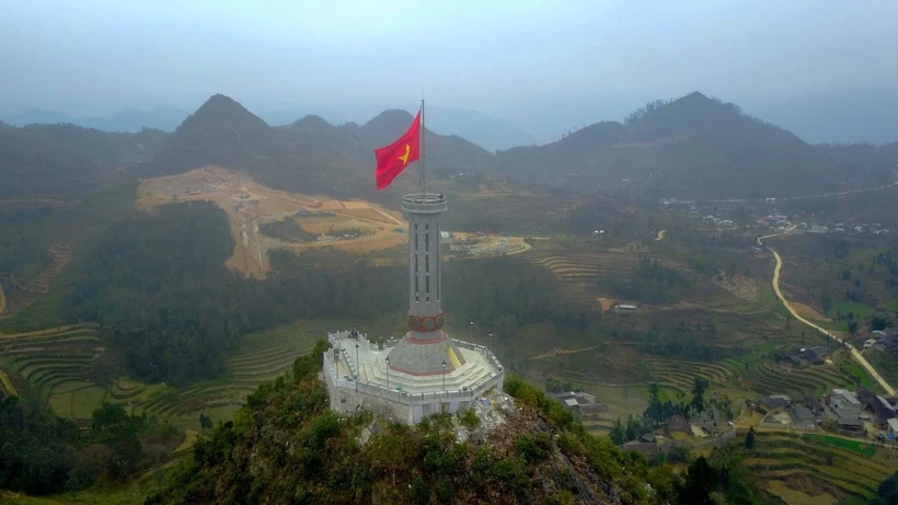 Cột Cờ Lũng Cú nằm ở độ cao gần 1.500m so với mực nước biển, cách điểm cực Bắc Việt Nam khoảng 3,3km đường chim bay, cách thị trấn Đồng Văn 24km. (Ảnh: Thành Đạt/TTXVN)