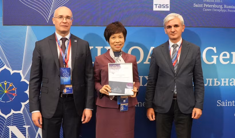 TTXVN nhận hai giải thưởng OANA. (Ảnh: Quang Vinh/TTXVN)