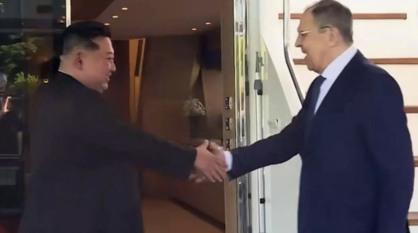 Ngoại trưởng Nga Sergei Lavrov (phải) và Nhà lãnh đạo Triều Tiên Kim Jong Un. (Nguồn: AFP)
