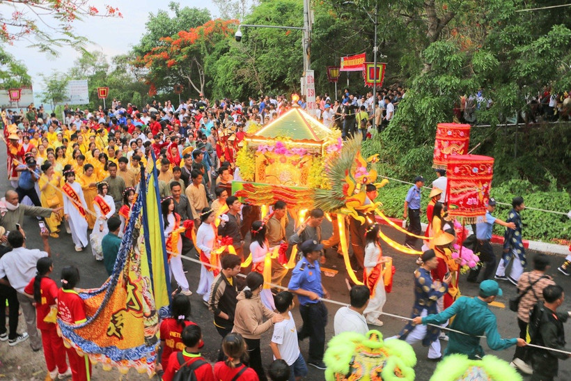 Hàng ngàn du khách và nhân dân tham cùng dự Lễ phục hiện rước tượng Bà Chúa Xứ núi Sam từ đình núi Sam xuống Miếu Bà. (Ảnh: Công Mạo/TTXVN)