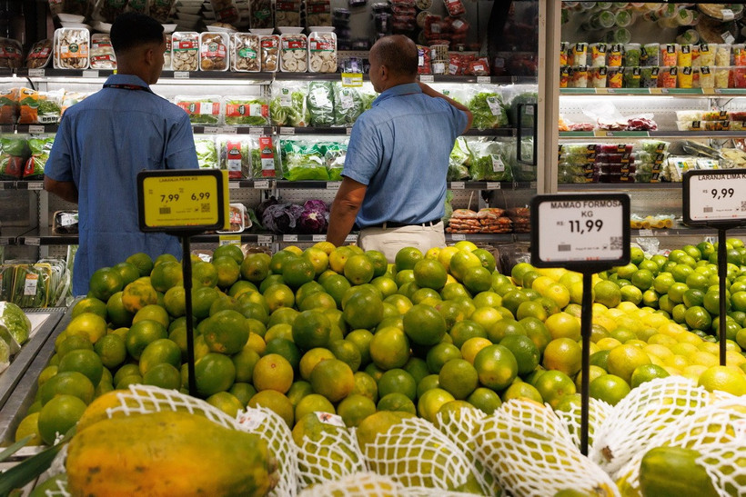 Người tiêu dùng chọn mua hàng hoá trong siêu thị ở Rio de Janeiro, Brazil, ngày 7/3/2025. (Ảnh: THX/TTXVN)