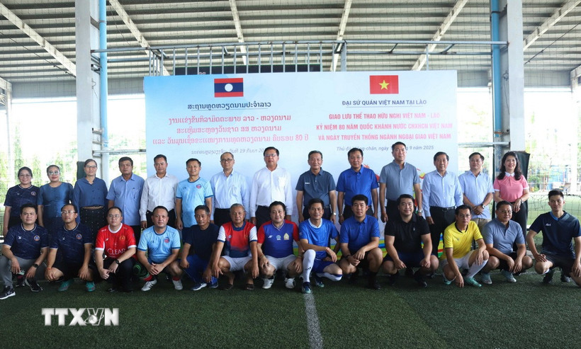 Đội bóng Đại sứ quán Việt Nam cùng đại diện lãnh đạo các bộ ngành của Lào và Đại sứ. (Ảnh: Xuân Tú/TTXVN)