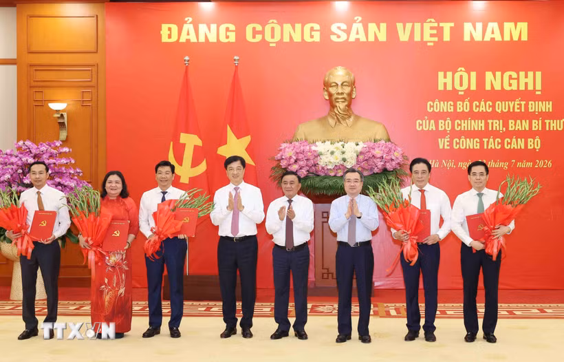 Đồng chí Trần Cẩm Tú, Ủy viên Bộ Chính trị, Thường trực Ban Bí thư trao Quyết định của Bộ Chính trị, Ban Bí thư về công tác cán bộ. (Ảnh: Phương Hoa/TTXVN)