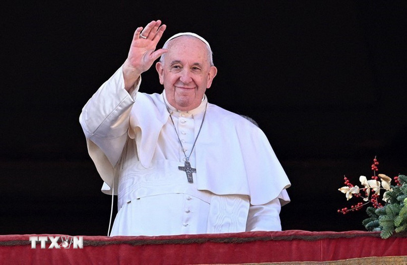 Giáo hoàng Francis vẫy chào các giáo dân khi ông phát biểu trong lễ Giáng sinh trên quảng trường Thánh Peter ở Vatican, ngày 25/12/2022. (Ảnh: ABC News/TTXVN)