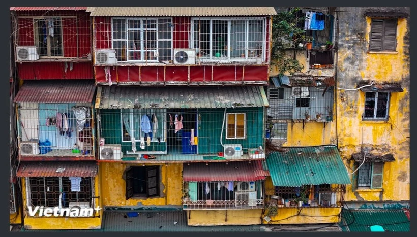 Các "chuồng cọp" bám trên các bức tường đã bong tróc. (Ảnh: Hoài Nam/Vietnam+)