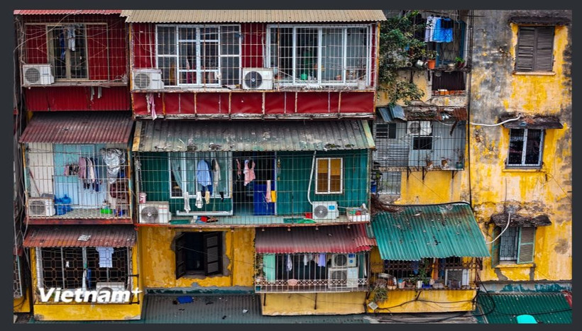 Các "chuồng cọp" bám trên các bức tường đã bong tróc. (Ảnh: Hoài Nam/Vietnam+)