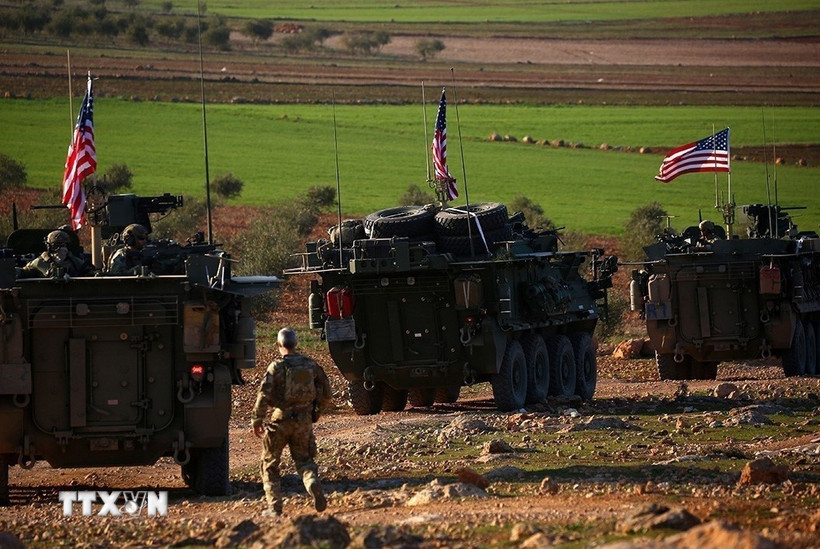 Xe quân sự của lực lượng Mỹ di chuyển gần làng Yalanli, ngoại ô thành phố Manbij, Syria. (Nguồn: Getty Images/TTXVN)