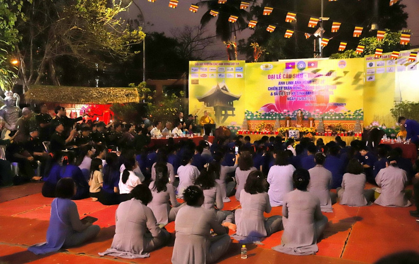 Đại lễ cầu siêu tưởng niệm anh linh các anh hùng liệt sỹ, chiến sỹ trận vong, đồng bào tử nạn Lào-Việt Nam và 64 liệt sỹ hy sinh tại đảo Gạc Ma-Trường Sa tại Chùa Phật Tích ở thủ đô Vientiane. (Ảnh: Xuân Tú/TTXVN)