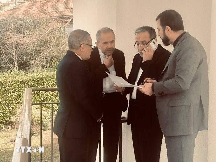 Phái đoàn Iran do Ngoại trưởng Abbas Araghchi (thứ 2, phải) dẫn đầu tới tham gia vòng đàm phán hạt nhân gián tiếp lần thứ ba với phía Mỹ tại Geneva (Thụy Sĩ) ngày 26/2/2026. (Nguồn: IRNA/TTXVN)