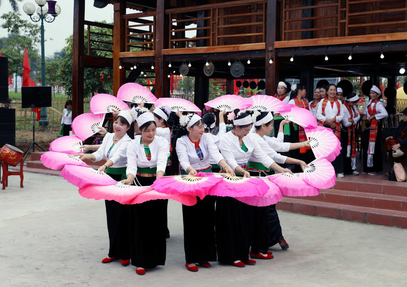 Biểu diễn tiết mục múa xèo của câu lạc bộ văn hóa huyện Tân Sơn tại hội trại văn hóa, khu tích lịch sử Đền Hùng (Ảnh: Tạ Toàn/TTXVN)