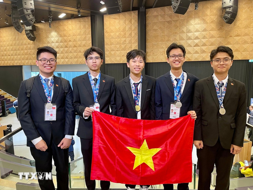Năm thí sinh Việt Nam đều đoạt giải ở kỳ thi Olympic Vật lý Quốc tế 2025. (Ảnh: Thu Hà/TTXVN)