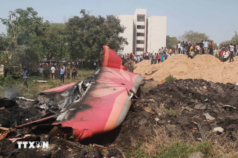 Hiện trường vụ tai nạn máy bay của hãng hàng không Air India tại Ahmedabad, Gujarat, Ấn Độ, ngày 12/6/2025. (Ảnh: THX/TTXVN)