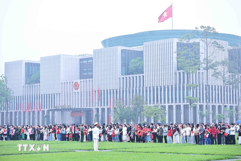 Ngay từ sáng sớm, nhiều người dân đã đến Quảng trường Ba Đình để chứng kiến buổi Lễ chào cờ thiêng liêng đúng ngày 30/4 Giải phóng miền Nam, thống nhất đất nước. (Ảnh: Minh Đức/TTXVN)