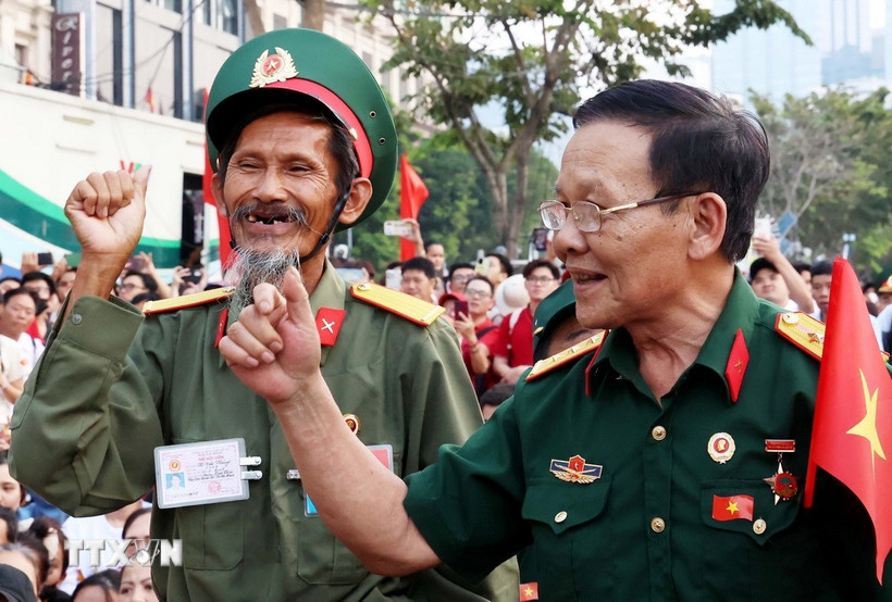 Niềm vui của những người đồng đội tham gia Lễ kỷ niệm 50 năm Giải phóng miền Nam, thống nhất đất nước. (Ảnh: Hồng Đạt/TTXVN)