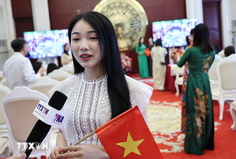 Em Nguyễn Quỳnh Chi, một lưu học sinh, nghiên cứu sinh Thạc sỹ tại Đại học Nhân dân Trung Quốc chia sẻ cảm xúc về ngày hội lớn đất nước. (Ảnh: Công Tuyên/TTXVN)