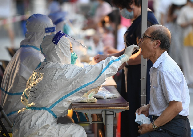 Nhân viên y tế lấy mẫu xét nghiệm COVID-19 cho người dân tại tỉnh Quảng Đông, Trung Quốc. (Ảnh: THX/TTXVN)