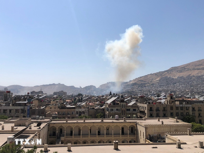 Khói bốc lên sau một vụ không kích tại Damascus, Syria. (Nguồn: THX/TTXVN)