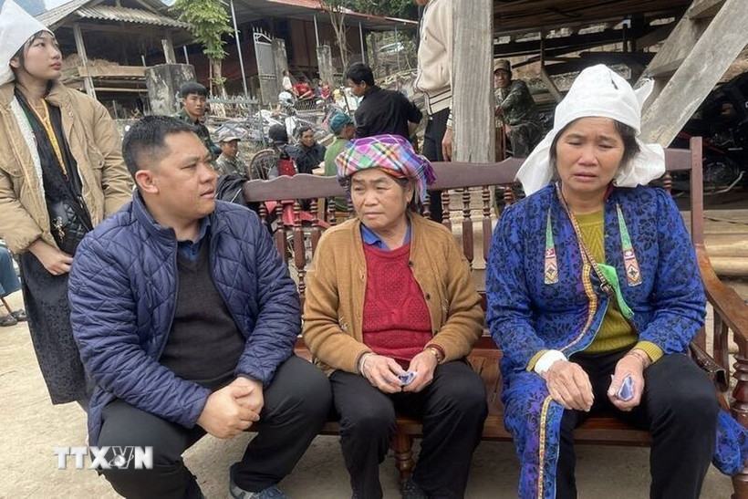 Lãnh đạo Ủy ban Nhân dân xã Mường Giôn (Sơn La) đến thăm hỏi, động viên gia đình các nạn nhân. (Nguồn: TTXVN phát)