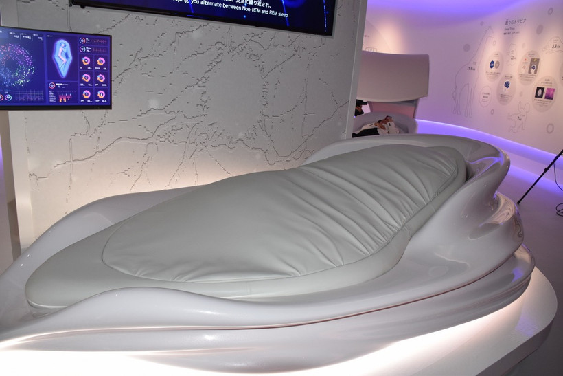 Giường trang bị cảm biến có thể điều chỉnh môi trường ngủ theo nhu cầu riêng của từng cá nhân để đạt được giấc ngủ tối ưu. (Ảnh: Nguyễn Tuyến/Vietnam+)