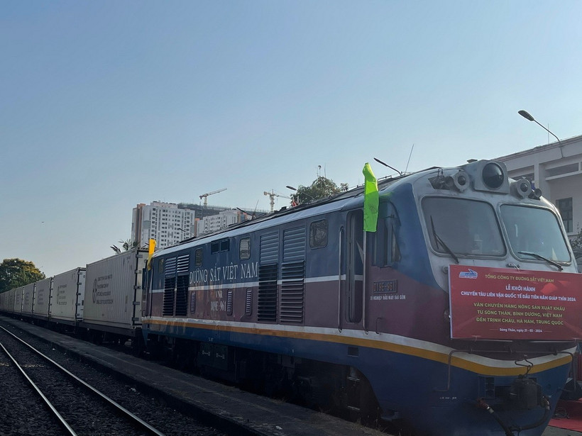 Chuyến tàu liên vận quốc tế vận chuyển hàng nông sản xuất khẩu từ Sóng Thần, Bình Dương, Việt Nam đến Trịnh Châu, Hà Nam, Trung Quốc. (Ảnh: Huyền Trang/TTXVN)