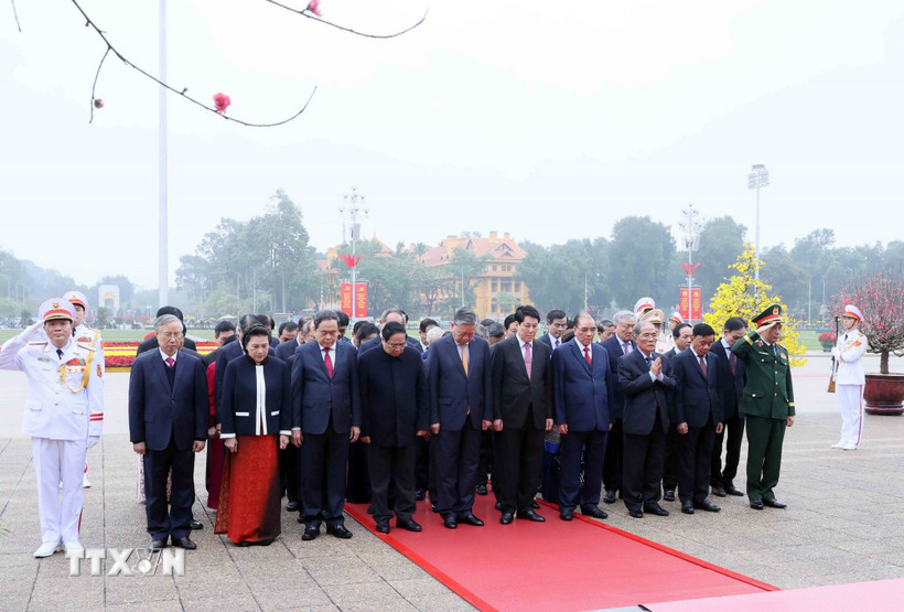 Đoàn đại biểu Ban Chấp hành Trung ương Đảng, Chủ tịch nước, Quốc hội, Chính phủ, Ủy ban Trung ương Mặt trận Tổ quốc Việt Nam tưởng niệm Chủ tịch Hồ Chí Minh. (Ảnh: An Đăng/TTXVN)