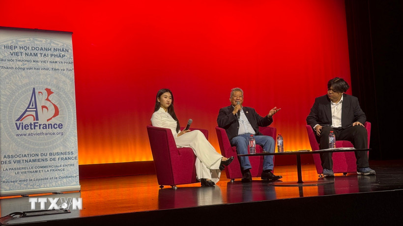 Ông Nguyễn Hải Nam (ngồi giữa), Chủ tịch Hiệp hội Doanh nhân Việt Nam tại Pháp (ABVietFrance), nhận được nhiều câu hỏi của sinh viên liên quan đến cơ hội thực tập và làm việc tại Việt Nam. (Ảnh: Hữu Chiến/TTXVN)