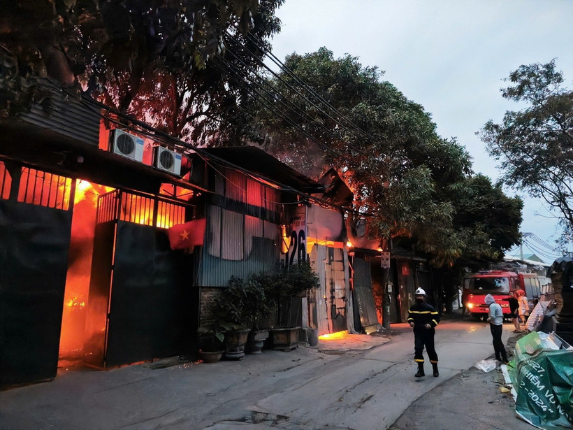 Lực lượng phòng cháy chữa cháy triển khai phương án tiếp cận hiện trường để dập lửa. (Ảnh: Nguyễn Thắng/TTXVN)