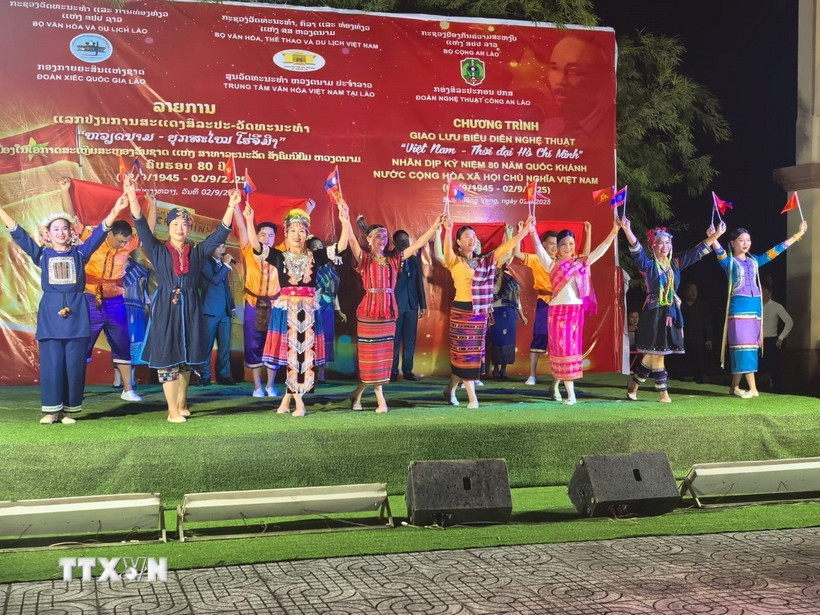 Tiết mục văn nghệ chào mừng 80 năm Quốc khánh nước Cộng hòa Xã hội Chủ nghĩa Việt Nam tại Lào. (Nguồn: TTXVN phát)