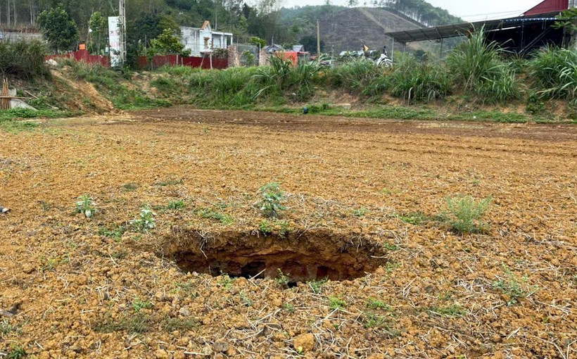 Hố sụt mới xuất hiện sáng ngày 11/4, cách vị trí hố sụt tại Km80+050 quốc lộ 3B chỉ khoảng 50m. (Ảnh: Nguyễn Công Hải/TTXVN)