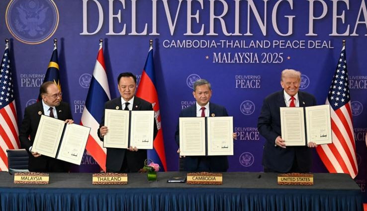 Campuchia và Thái Lan ký tuyên bố chung về thỏa thuận hòa bình Thủ tướng Malaysia Anwar Ibrahim, Thủ tướng Thái Lan Anutin Charnvirakul, Thủ tướng Campuchia Samdech Thipadei Hun Manet, Tổng thống Mỹ Donald Trump tại lễ ký kết. (Nguồn: Khmer Times)