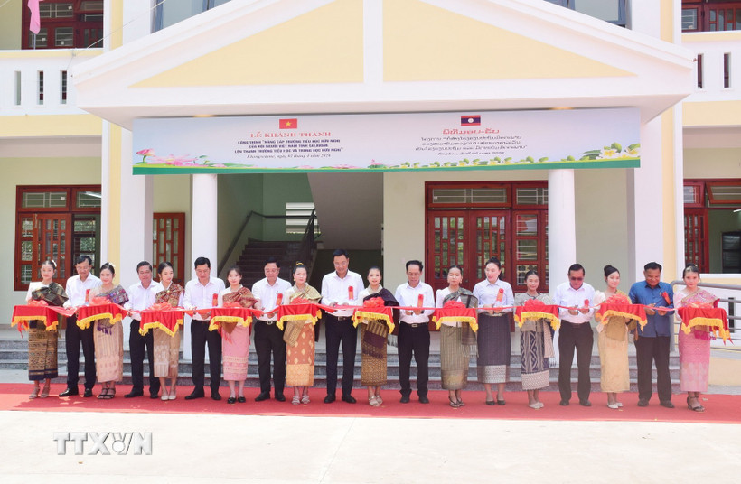 Bet888 football hai nước cắt băng khánh thành Trường Tiểu học và Trung học Hữu nghị cho Hội người Việt Nam tỉnh Salavan. (Ảnh: Xuân Tú/TTXVN)