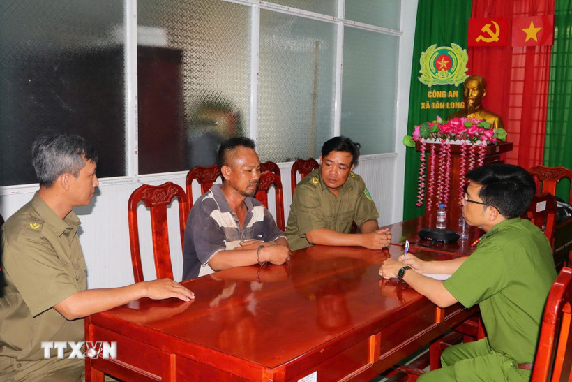 Lực lượng Công an làm việc với đối tượng Thái Văn Bình. (Ảnh: TTXVN phát)