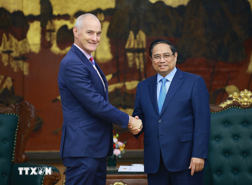 Thủ tướng Phạm Minh Chính tiếp Giáo sư Alec Cameron, Chủ tịch Đại học RMIT (Australia). (Ảnh: Dương Giang/TTXVN)