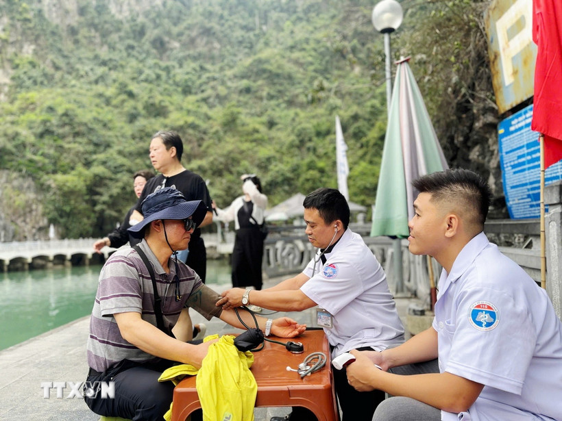 Nhân viên Bet88013 com nổ hũ tư vấn, kiểm tra sức khỏe cho du khách nước ngoài tại điểm trực Bet88013 com nổ hũ thường trực trên vịnh Hạ Long. (Ảnh: TTXVN phát)