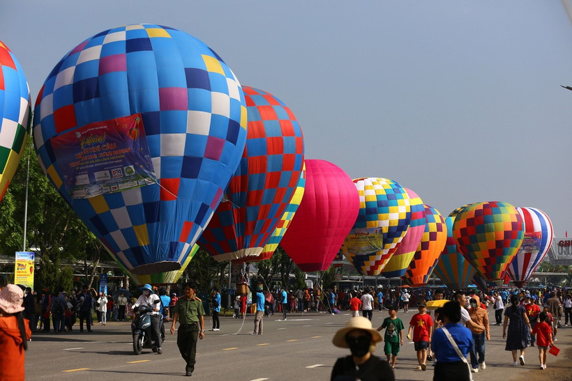 Festival khinh khí cầu thu hút đông đảo ngươid dân và du khách. (Ảnh: Lê Xuân/TTXVN)