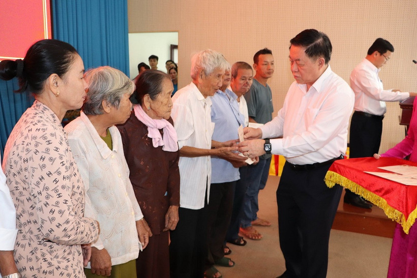 Trưởng Ban Tuyên giáo Trung ương Nguyễn Trọng Nghĩa trao quà Tết cho hộ chính sách huyện Cai Lậy. (Ảnh: Minh Trí/TTXVN)