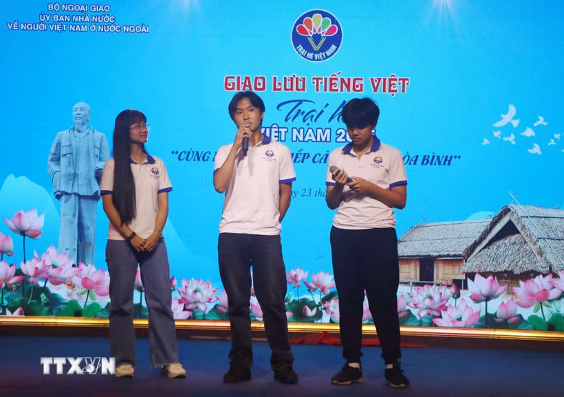 Học sinh, sinh viên kiều bào tham gia phần thi giao lưu tiếng Việt. (Ảnh: Trịnh Duy Hưng/TTXVN)