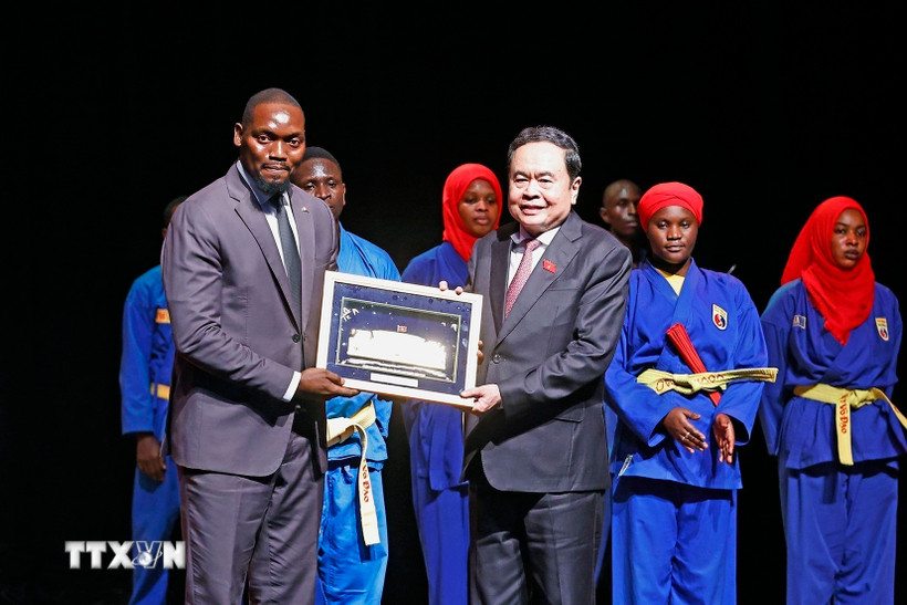 National Assembly Chairman Tran Thanh Man presents a souvenir to the Senegal Vovinam Federation. (Photo: Doan Tan/VNA)