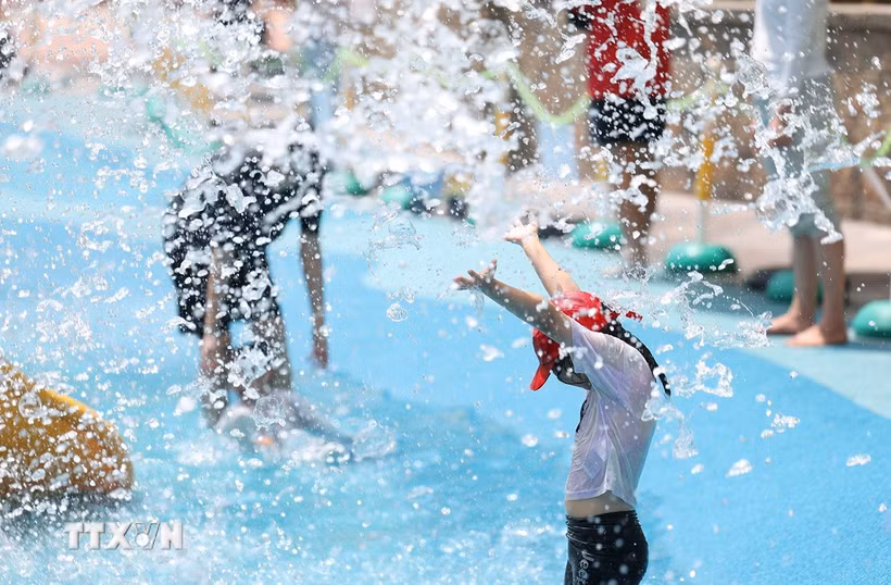 Trẻ em làm mát trong công viên nước ở Hàn Quốc ngày 28/6/2026. (Ảnh: Yonhap/TTXVN phát)