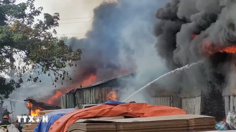 Lực lượng Phòng cháy chữa cháy tỉnh Bình Dương nỗ lực khống chế đám cháy tại nhà xưởng cho thuê thuộc Công ty Huy Cường. (Ảnh: TTXVN phát)