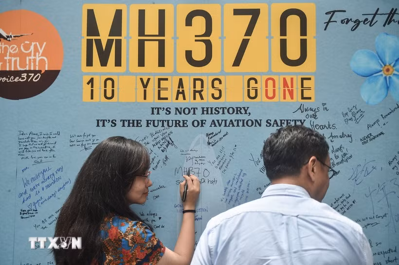Người dân tưởng niệm các nạn nhân trên chuyến bay MH370 của Hãng hàng không quốc gia Malaysia Airlines, tại Subang Jaya, Malaysia, ngày 3/3/2024. (Nguồn: AFP/TTXVN)