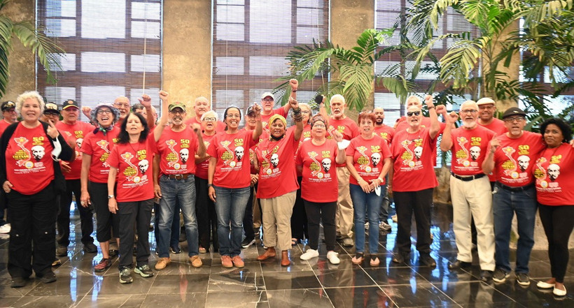 Các đại biểu Puerto Rico cùng hô vang: “Nước Việt Nam là một, dân tộc Việt Nam là một!” (Ảnh: Việt Hùng/TTXVN)