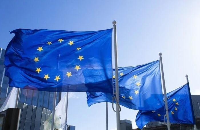Cờ Liên minh châu Âu tại Brussels, Bỉ. (Ảnh: IRNA/TTXVN)