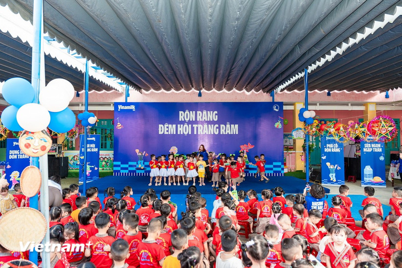 Tại Đà Nẵng, có một mùa trung thu thật đặc biệt đã đến với các em nhỏ trường Mẫu giáo Tiên Lãnh, xã Lãnh Ngọc, mang theo hàng ngàn sản phẩm dinh dưỡng, hàng nghìn bộ dụng cụ học tập, cùng nhiều quà bánh, những khúc ca rộn ràng và vô vàn tình yêu thương từ Vinamilk và Quỹ sữa Vươn cao Việt Nam. (Nguồn: Vietnam+)